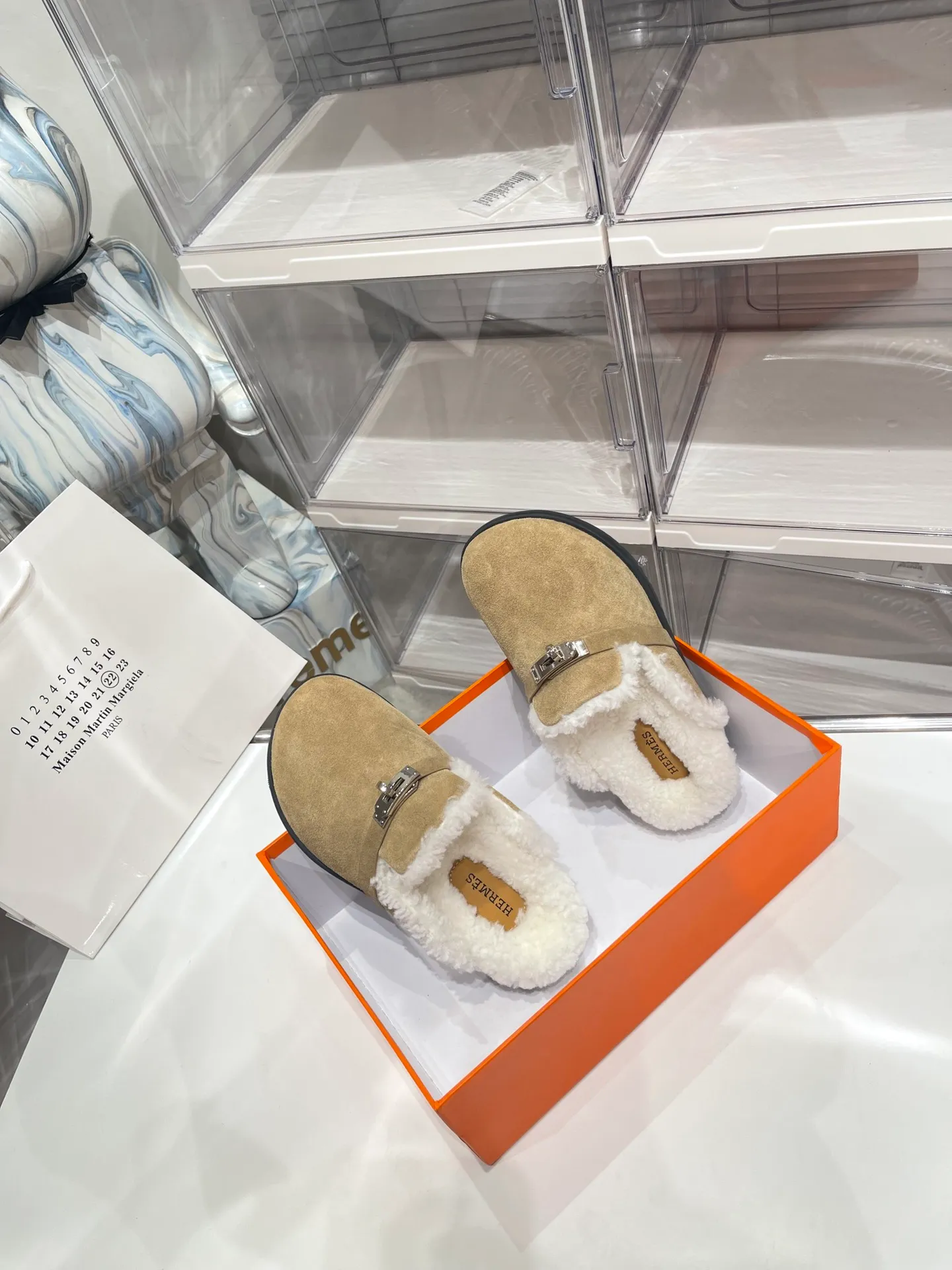 【HERMESG】Furry mop P: 580💰 ●Number of sizes: Men 39-44 (45 custom-made) Women 35-40 (41.42 custom-made) HERMES Hermès cute half-movers.  Classic family language design! It looks good no matter how you match it! Casual and high-end feeling, the comfort is also great, paired with various colorful socks, it has a trendy high-end feel. The top version is made of high-quality real wool ●Upper: imported cow suede ●Inner: imported sheepskin one piece ●Foot: imported mixed sheepskin ●Outsole: Tpu non-slip and wear-resistant outsole.